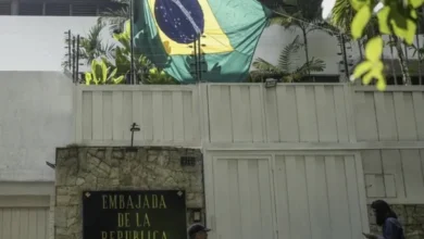 La bandera de Brasil flamea en la residencia diplomática argentina en Caracas