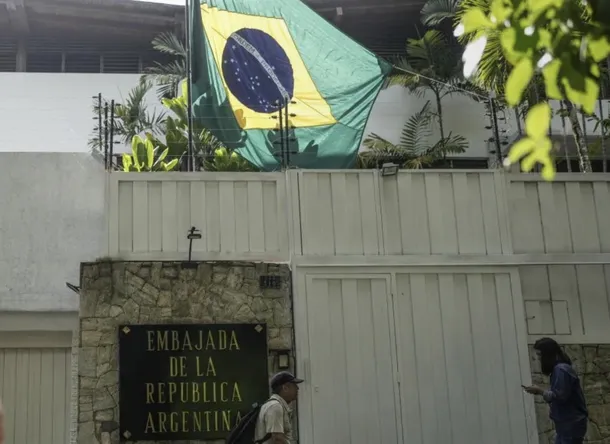 La bandera de Brasil flamea en la residencia diplomática argentina en Caracas
