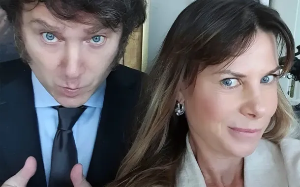 Imagen de una persona con Parkinson, con un subtítulo que indica el papelón inhumano de Karen Reichardt