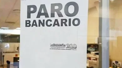 Imagen de una sucursal bancaria con un cartel que indica el paro bancario nacional