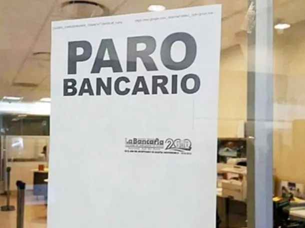 Imagen de una sucursal bancaria con un cartel que indica el paro bancario nacional