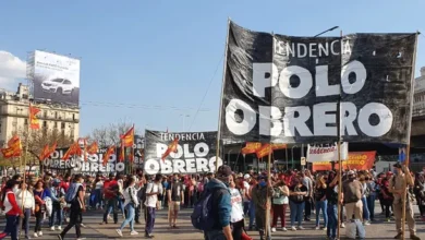 Imagen de una movilización social con personas con carteles y banderas