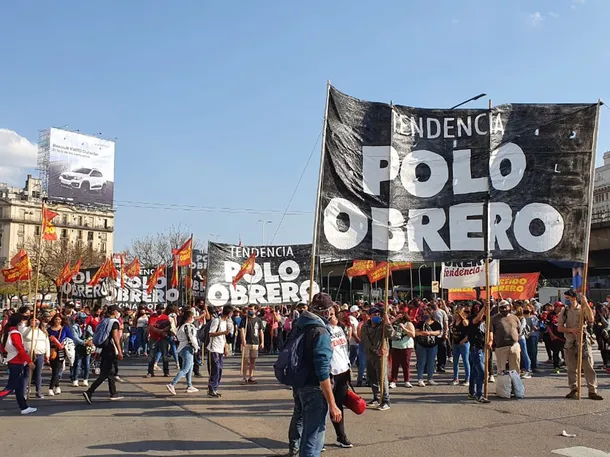 Imagen de una movilización social con personas con carteles y banderas