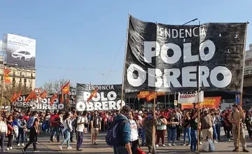 Imagen de una movilización de organizaciones sociales en la Avenida 9 de Julio