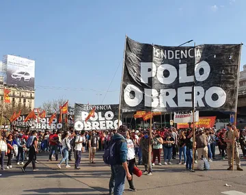 Imagen de una movilización de organizaciones sociales en la Avenida 9 de Julio