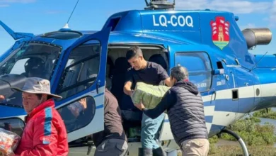 Helicóptero de asistencia aérea sobre el río Dulce
