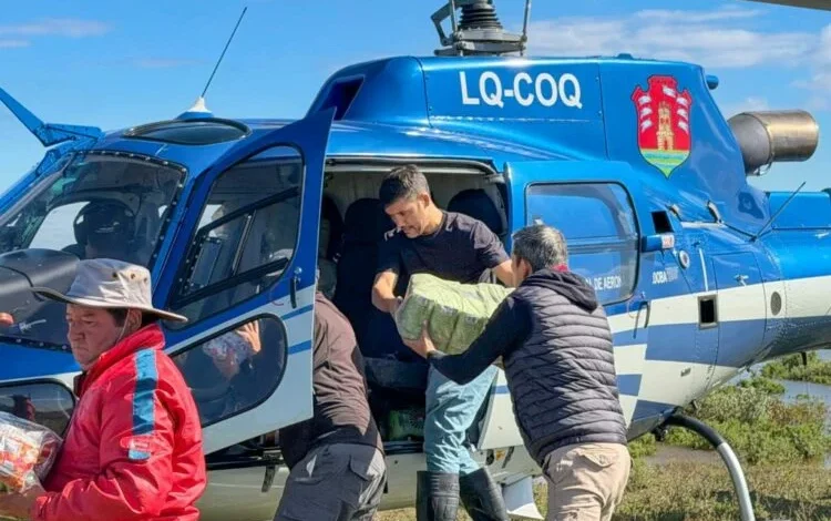 Helicóptero de asistencia aérea sobre el río Dulce