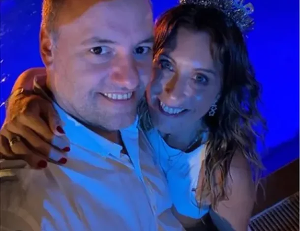 Manuel Adorni y su esposa en un viaje