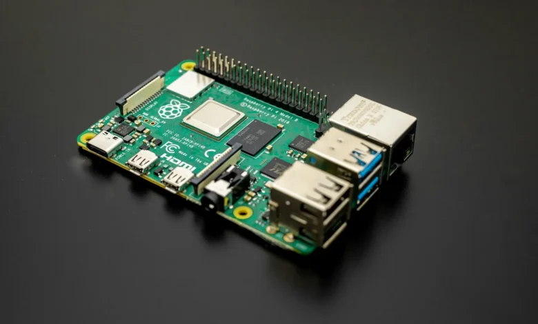 Imagen de un Raspberry Pi con una pantalla y teclado