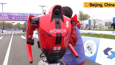 Imagen del robot humanoide de Honor cruzando la meta de la media maratón de Beijing