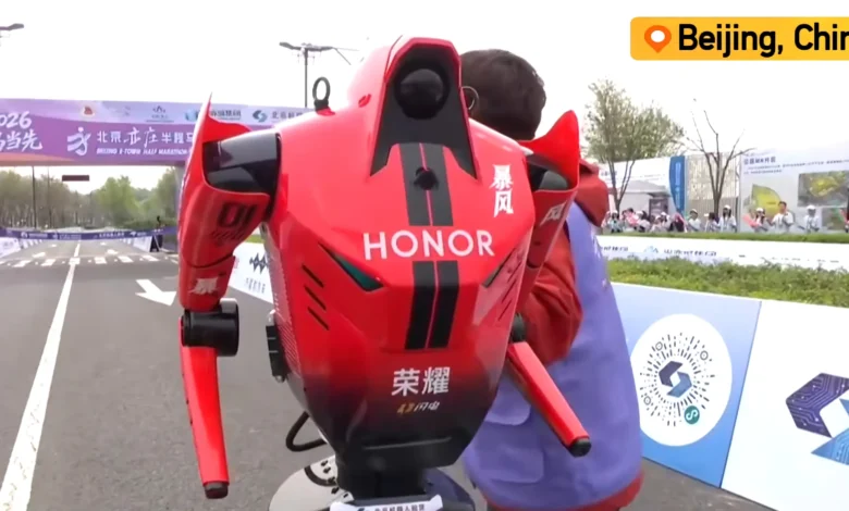 Imagen del robot humanoide de Honor cruzando la meta de la media maratón de Beijing