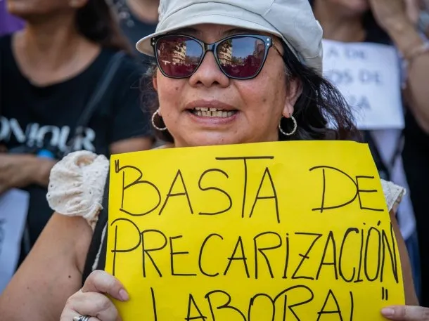 Imagen de una persona trabajando, con un fondo de gráficos y estadísticas laborales