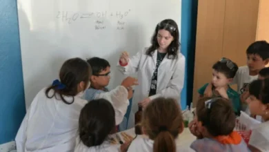 Niños y niñas explorando un museo de ciencias naturales