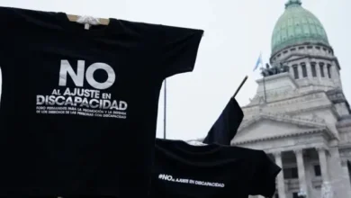 Imagen de personas con discapacidad y sus familiares protestando en la calle