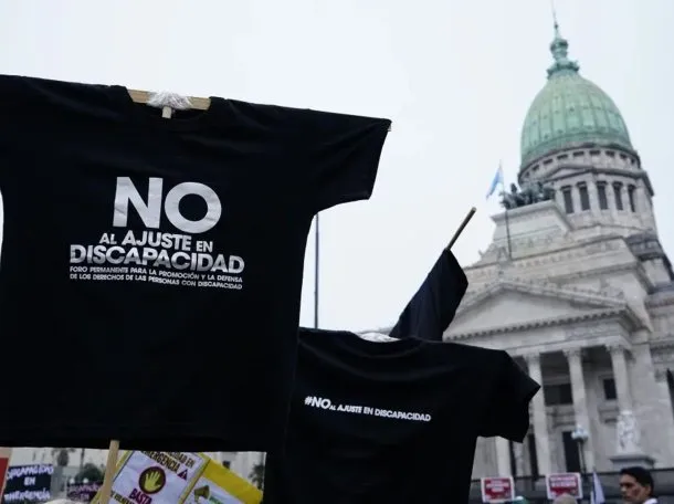 Imagen de personas con discapacidad y sus familiares protestando en la calle