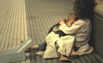 Imagen de una persona pobre en la calle