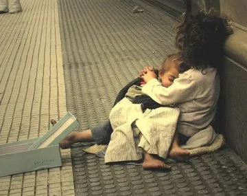 Imagen de una persona pobre en la calle