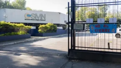 Imagen de un radar meteorológico con un fondo de nubes oscuras, simbolizando la tormenta que atraviesa el Servicio Meteorológico Nacional