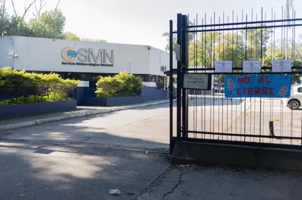 Imagen de un radar meteorológico con un fondo de nubes oscuras, simbolizando la tormenta que atraviesa el Servicio Meteorológico Nacional