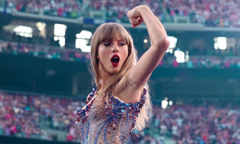 Taylor Swift en concierto con su icónico atuendo