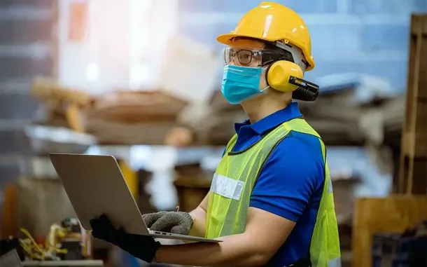 Imagen de una persona trabajando, representando el programa Volver al Trabajo