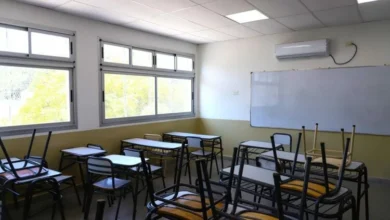 Imagen de una escuela vacía con una señal de evacuación