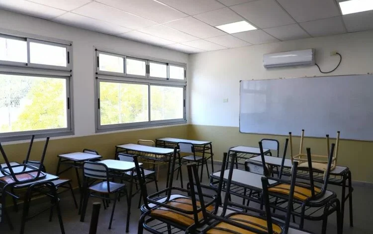 Imagen de una escuela vacía con una señal de evacuación
