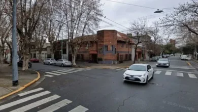 Imagen de un colectivo en la intersección de Chivilcoy y Nazarre