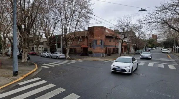 Imagen de un colectivo en la intersección de Chivilcoy y Nazarre