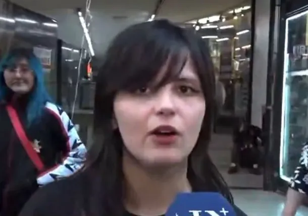 Joven busca a su novio infiel en la cola de una tienda china