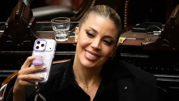 Virginia Gallardo maquillándose y sonriendo en el Congreso