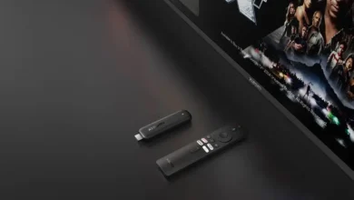 Imagen del Xiaomi TV Stick HD conectado a una televisión