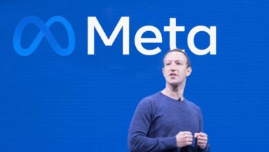 Imagen de una persona joven utilizando un teléfono móvil con una expresión de preocupación