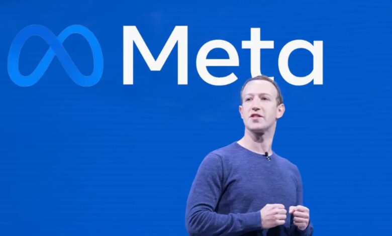 Imagen de una persona joven utilizando un teléfono móvil con una expresión de preocupación