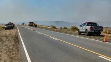 Señal de tránsito que indica corte total en el Camino de las Altas Cumbres