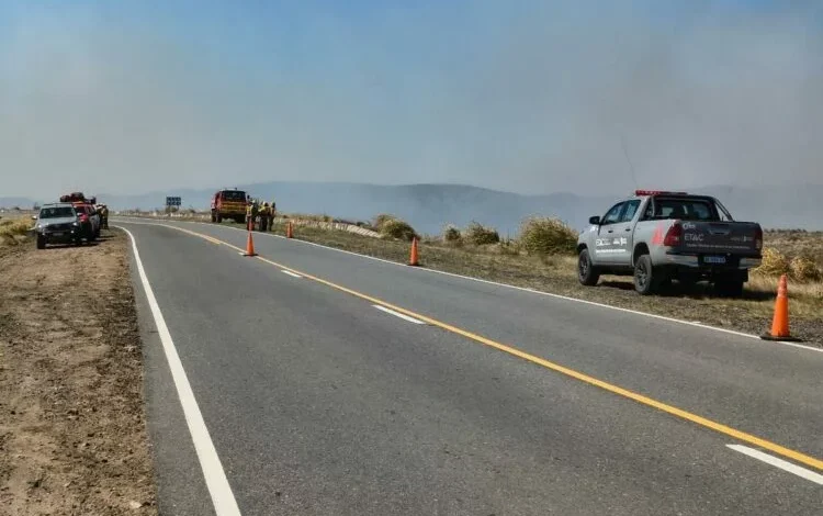 Señal de tránsito que indica corte total en el Camino de las Altas Cumbres