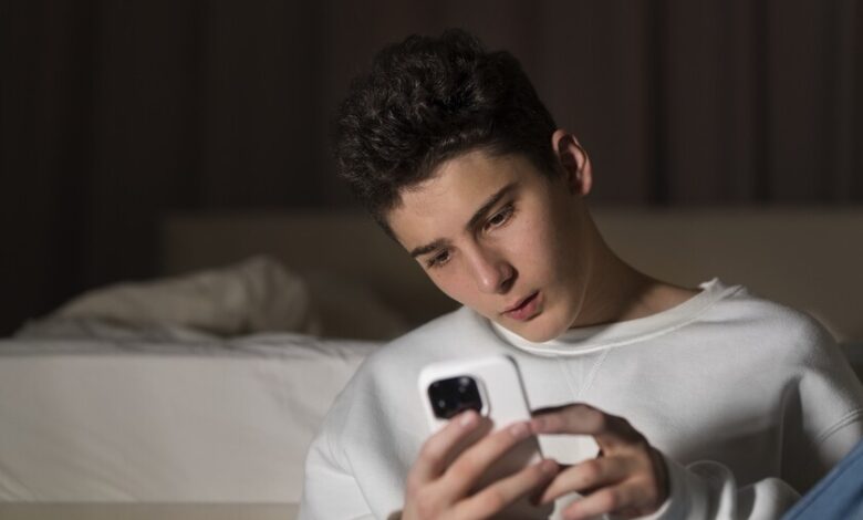 Joven sentado frente a una computadora con una expresión de preocupación