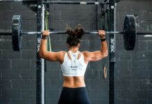 Persona haciendo ejercicio en un gimnasio