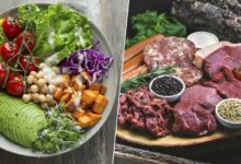 Una variedad de alimentos vegetales ricos en proteínas, como legumbres, frutas, verduras y semillas.