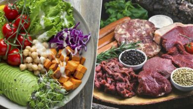 Una variedad de alimentos vegetales ricos en proteínas, como legumbres, frutas, verduras y semillas.