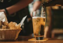 Una persona disfrutando de una cerveza en un ambiente social