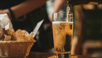 Una persona disfrutando de una cerveza en un ambiente social