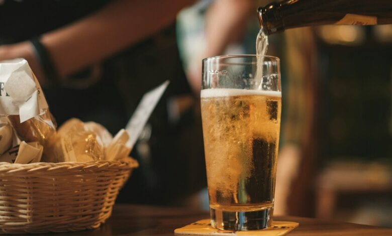 Una persona disfrutando de una cerveza en un ambiente social