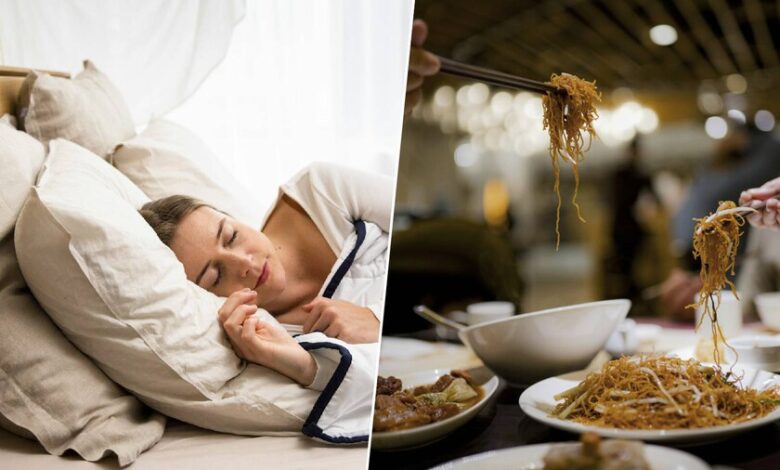 Imagen de una persona durmiendo y una cena saludable en la mesa