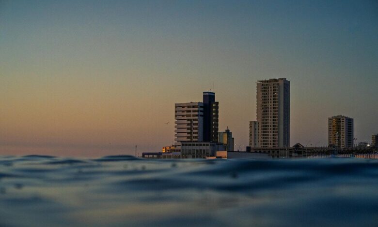 Una imagen de una playa soleada con personas disfrutando del sol y el mar