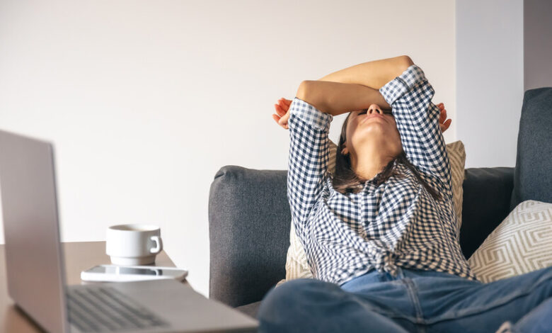 Imagen de una persona exhausta en el trabajo