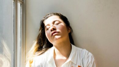 Persona exhausta y estresada en un entorno laboral