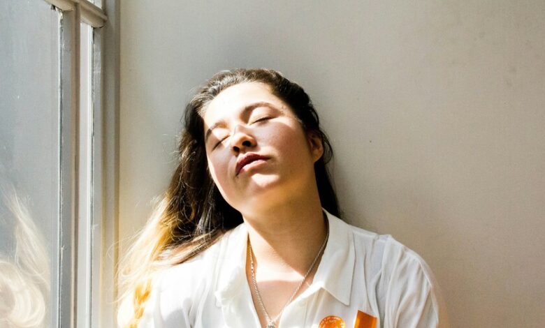 Persona exhausta y estresada en un entorno laboral