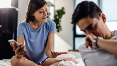 Imagen de una pareja con una grieta en el medio, simbolizando la infidelidad en la era digital