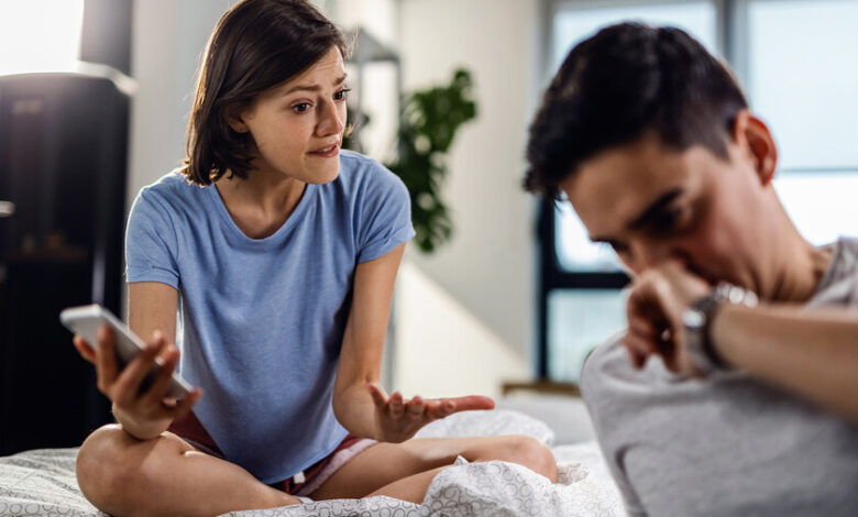 Imagen de una pareja con una grieta en el medio, simbolizando la infidelidad en la era digital